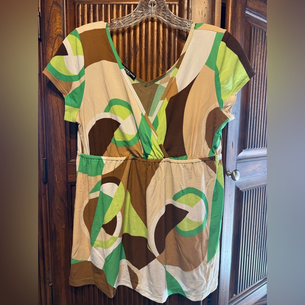 Cha Cha Vente Green and Brown Abstract v neck top
Size medium